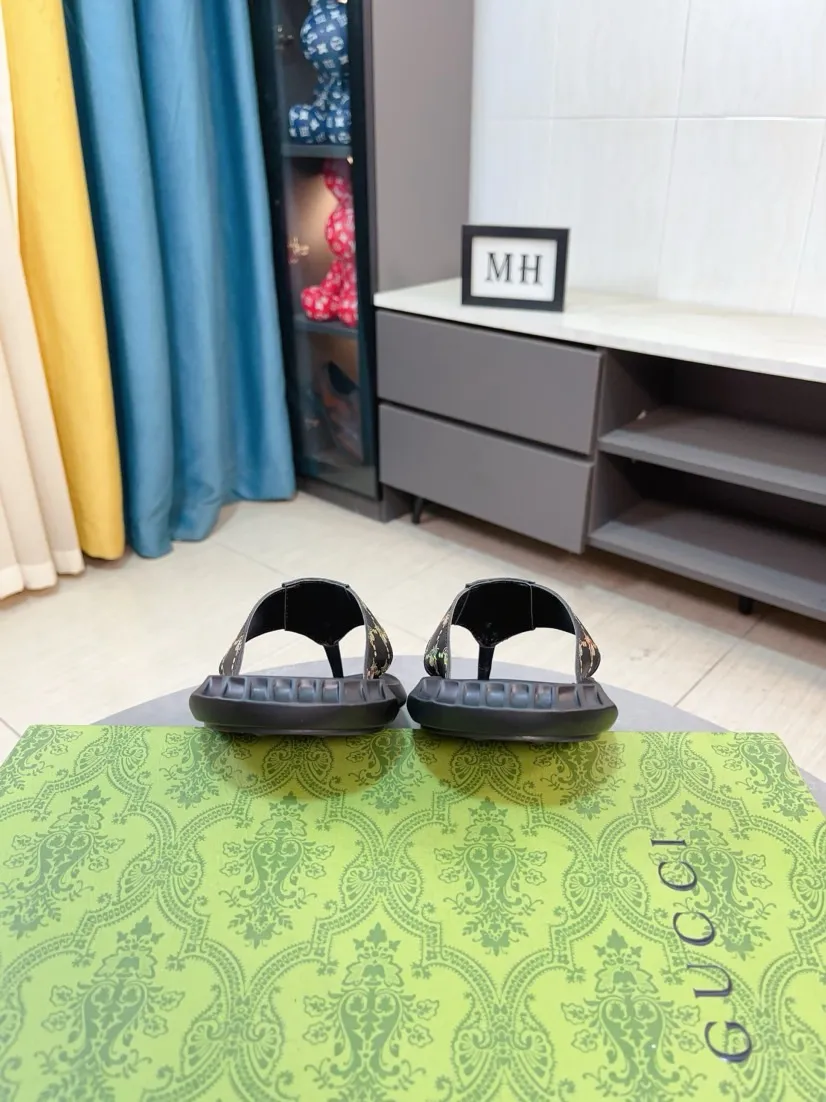 Men's shoes 💰260🌹🌹 (gucci-Gucci) New men's slippers, high-end boutique, made of cowhide, with exquisite embossed logo decoration on the upper, fine workmanship, super soft soles, casual, loose and comfortable, a must-have in summer! \nsize：38-44